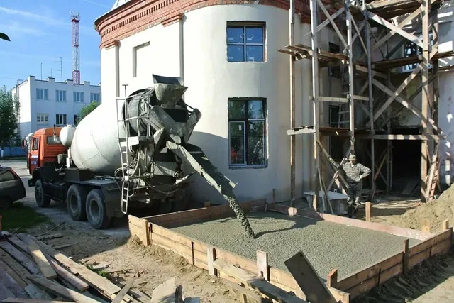 Разгрузка бетона рядом со зданием